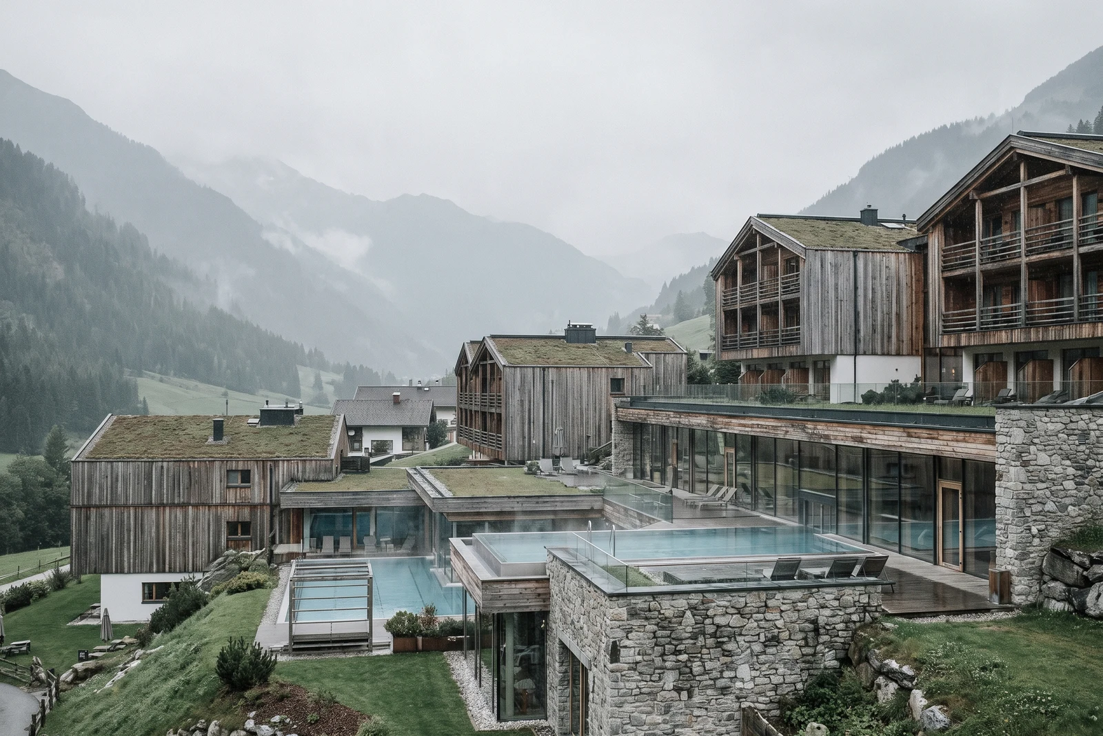 Modernes Alpenhotel mit Holz-Glas-Architektur