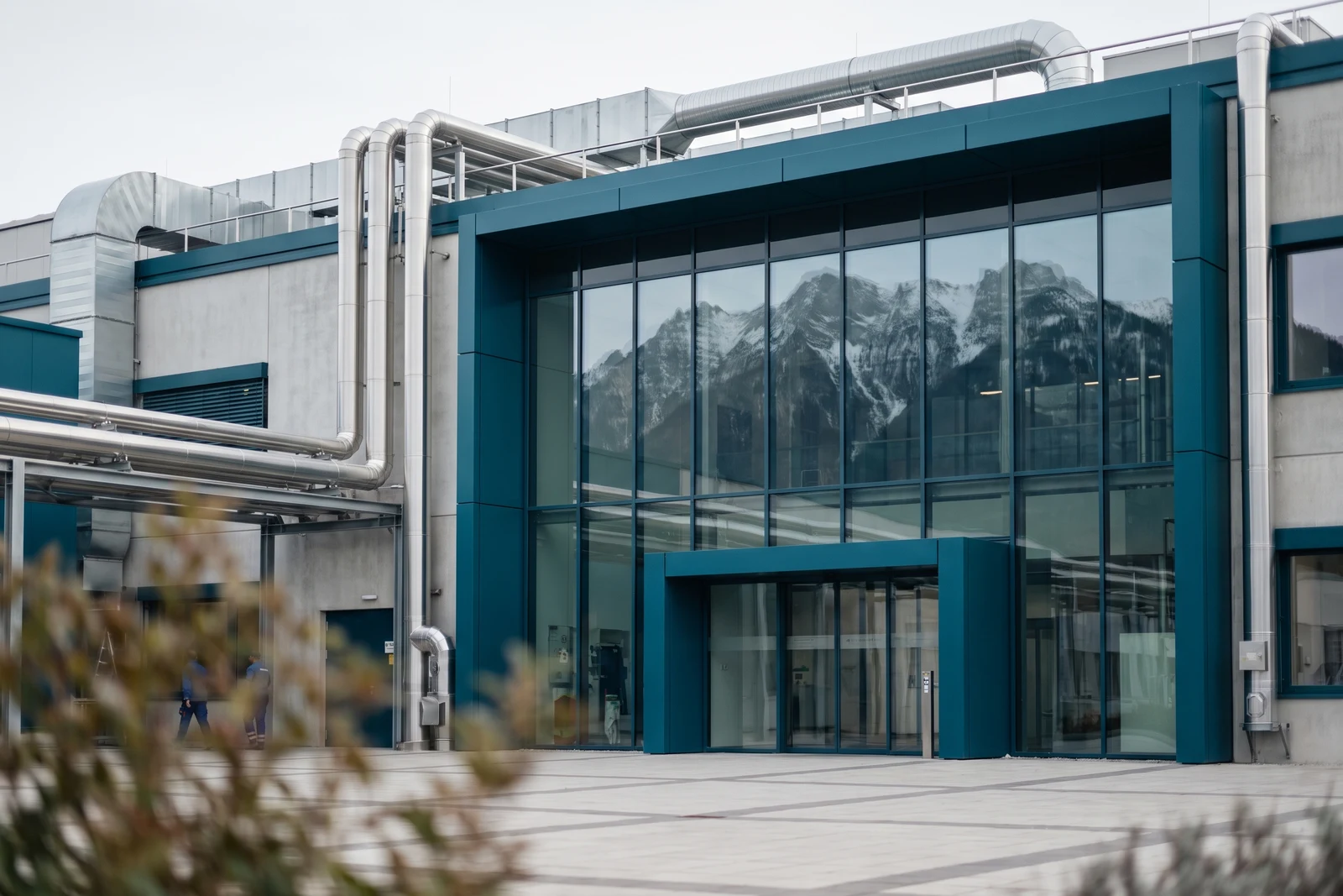 Moderne Pharma-Produktionsanlage mit Glasfassade